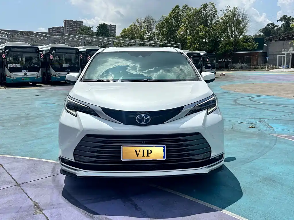 Toyota Sienna — фото 3