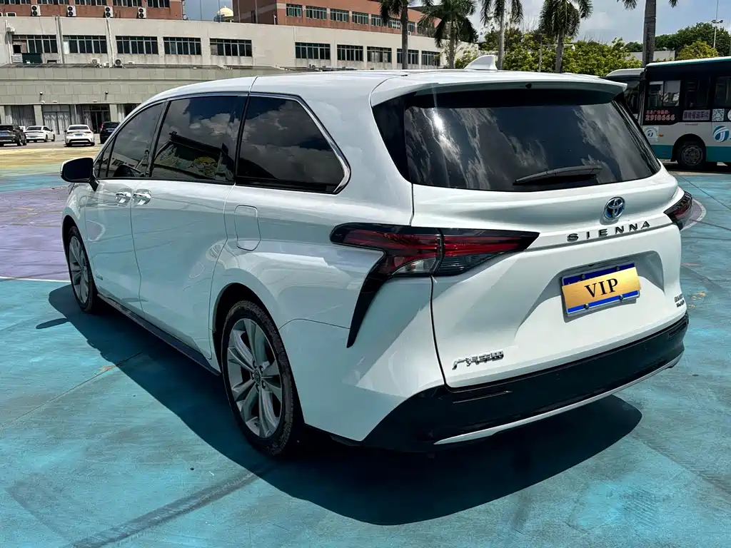 Toyota Sienna — фото 4
