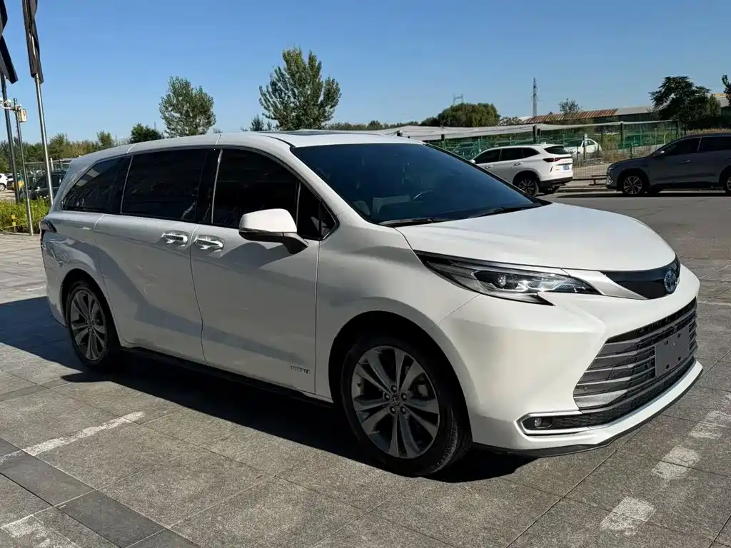 Toyota Sienna — фото 3