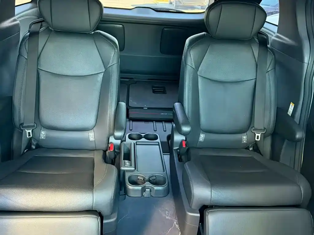 Toyota Sienna — фото 7