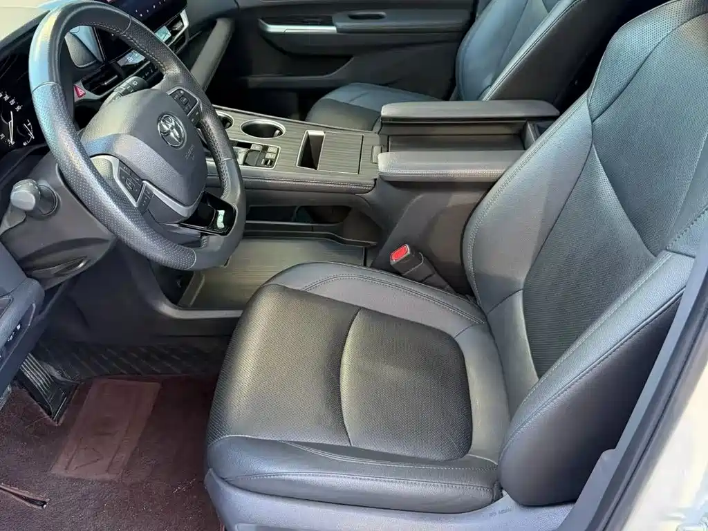 Toyota Sienna — фото 8