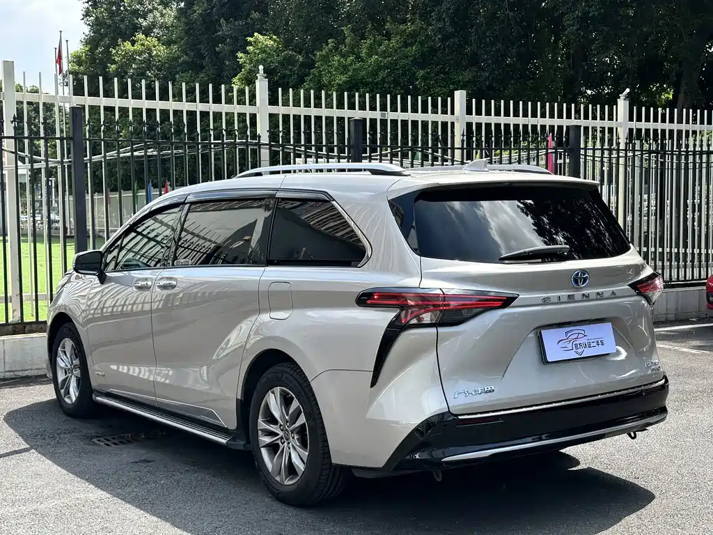 Toyota Sienna — фото 4