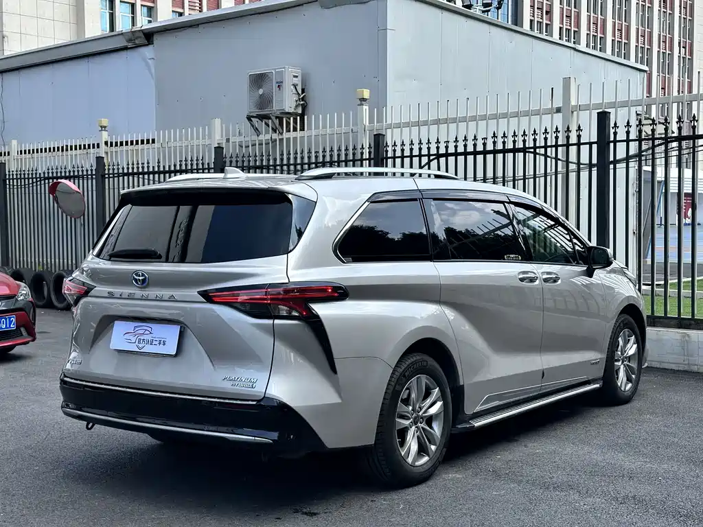 Toyota Sienna — фото 6