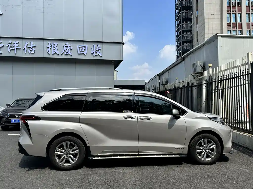 Toyota Sienna — фото 8