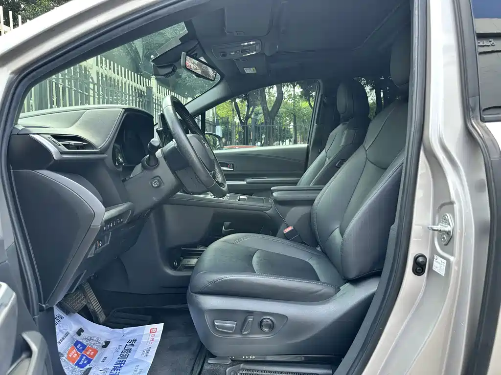 Toyota Sienna — фото 10