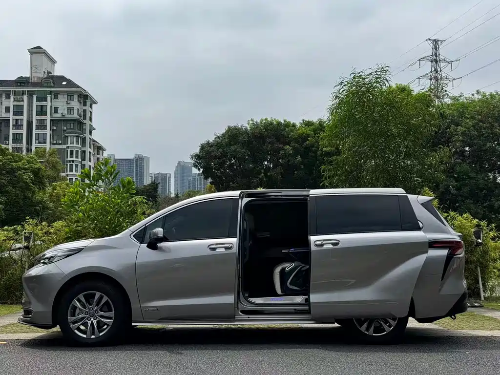 Toyota Sienna — фото 4
