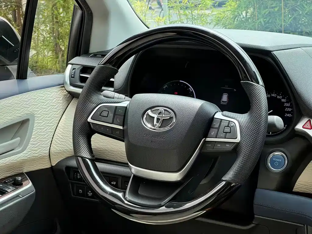 Toyota Sienna — фото 5