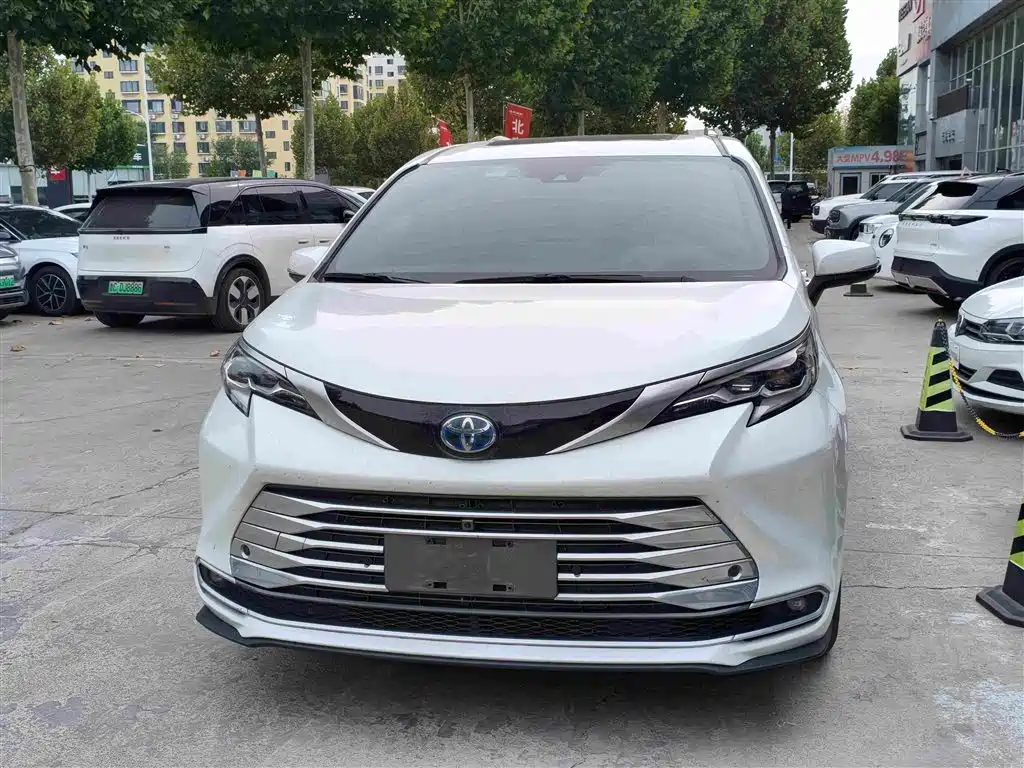 Toyota Sienna — фото 2