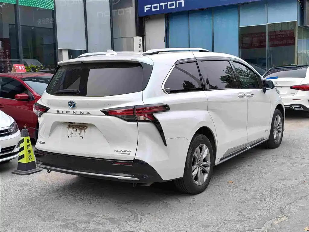 Toyota Sienna — фото 4