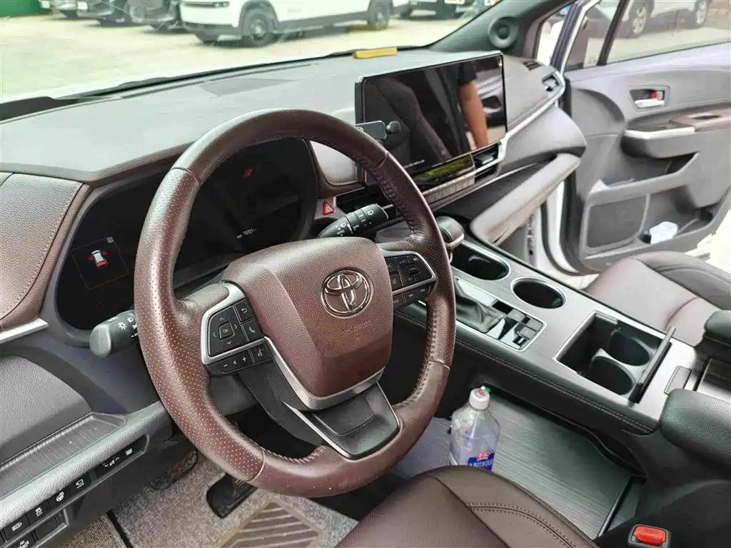 Toyota Sienna — фото 10