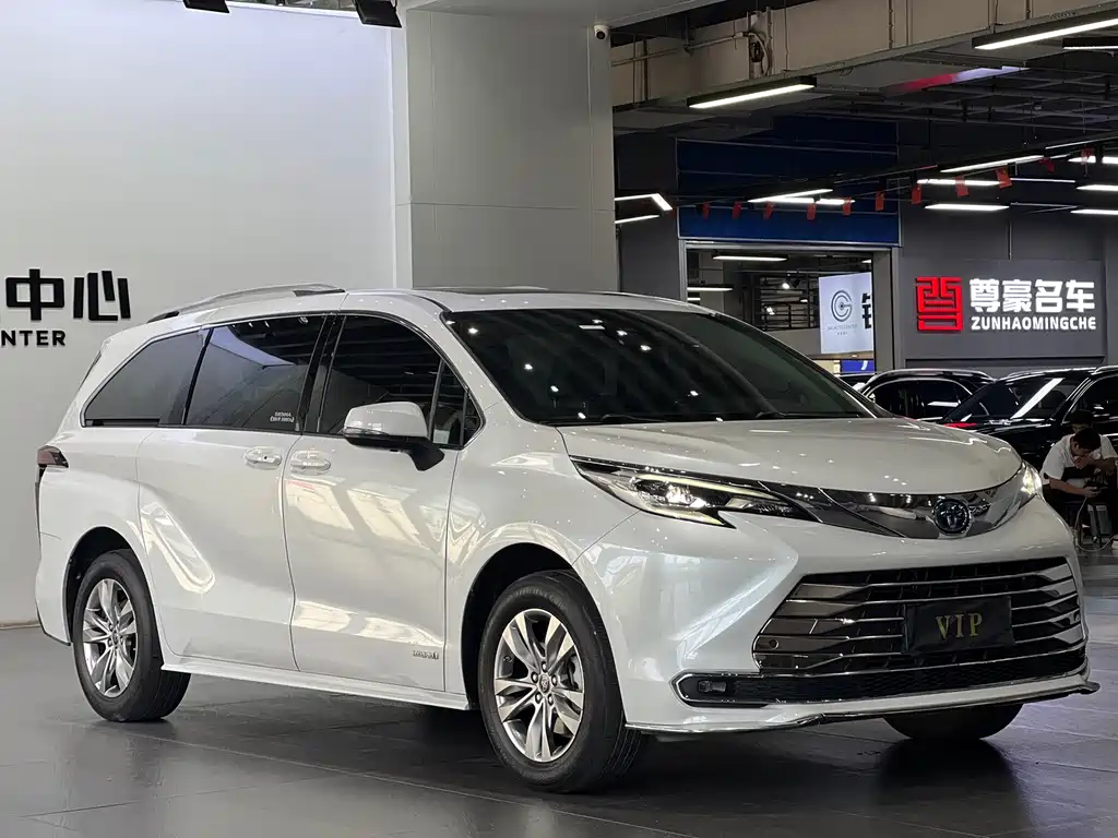 Toyota Sienna — фото 3