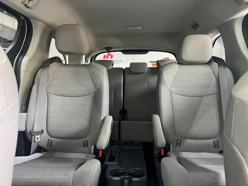 Toyota Sienna — фото 8