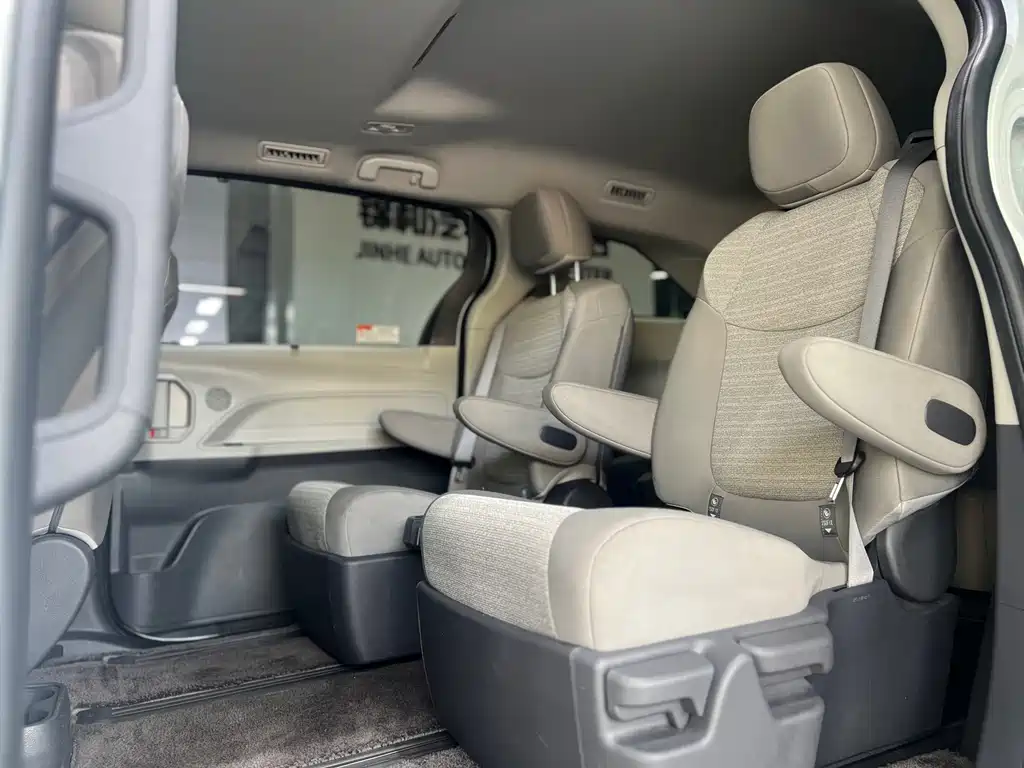 Toyota Sienna — фото 9