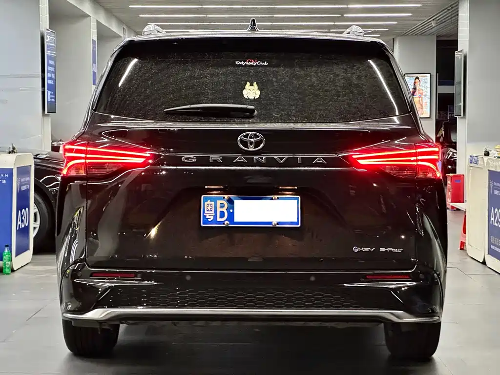 Toyota Granvia — фото 3
