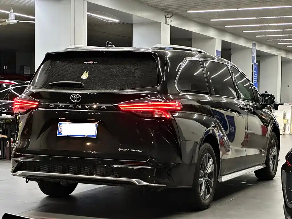 Toyota Granvia — фото 4