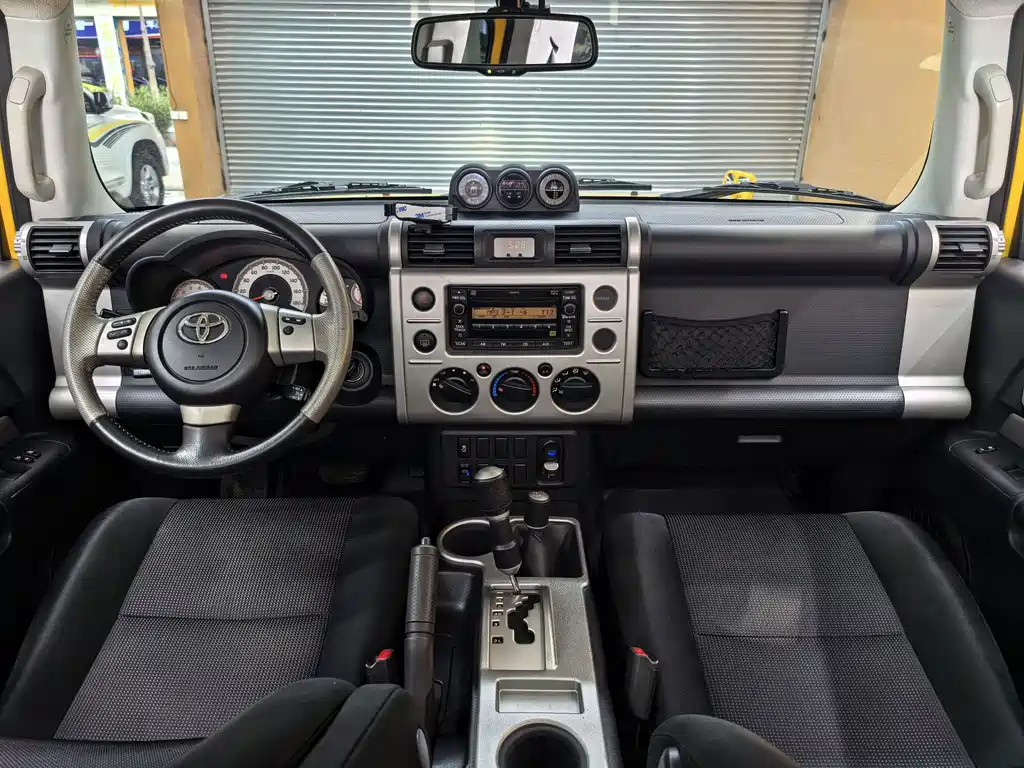 Toyota FJ Cruiser — фото 8