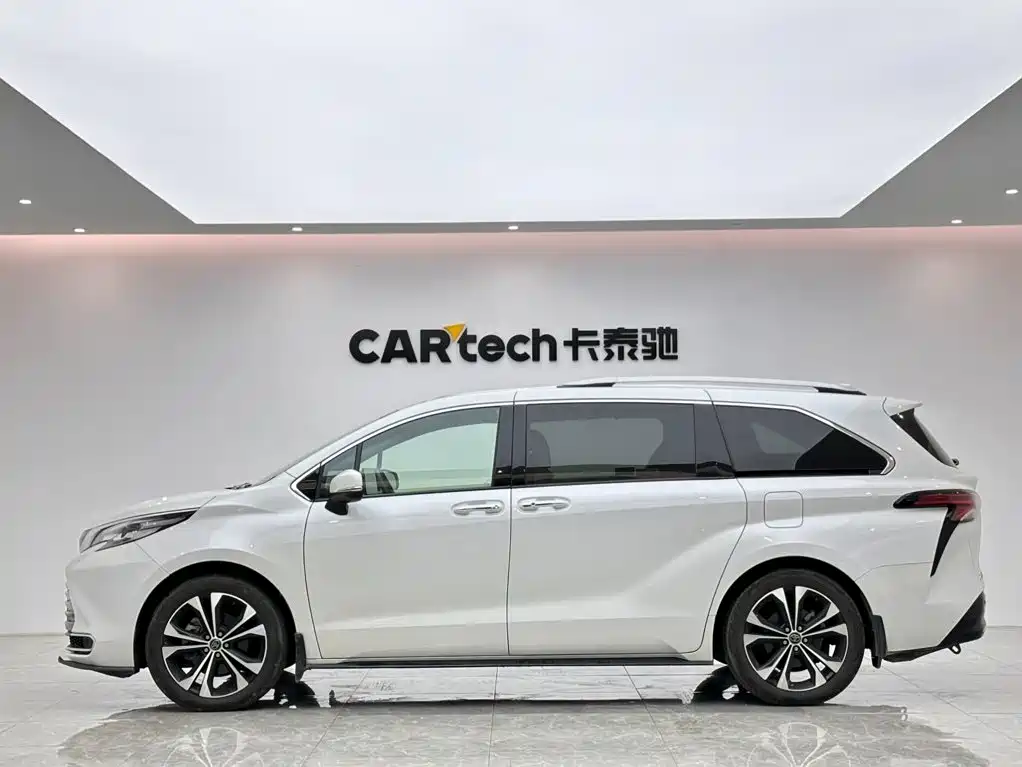 Toyota Sienna — фото 2