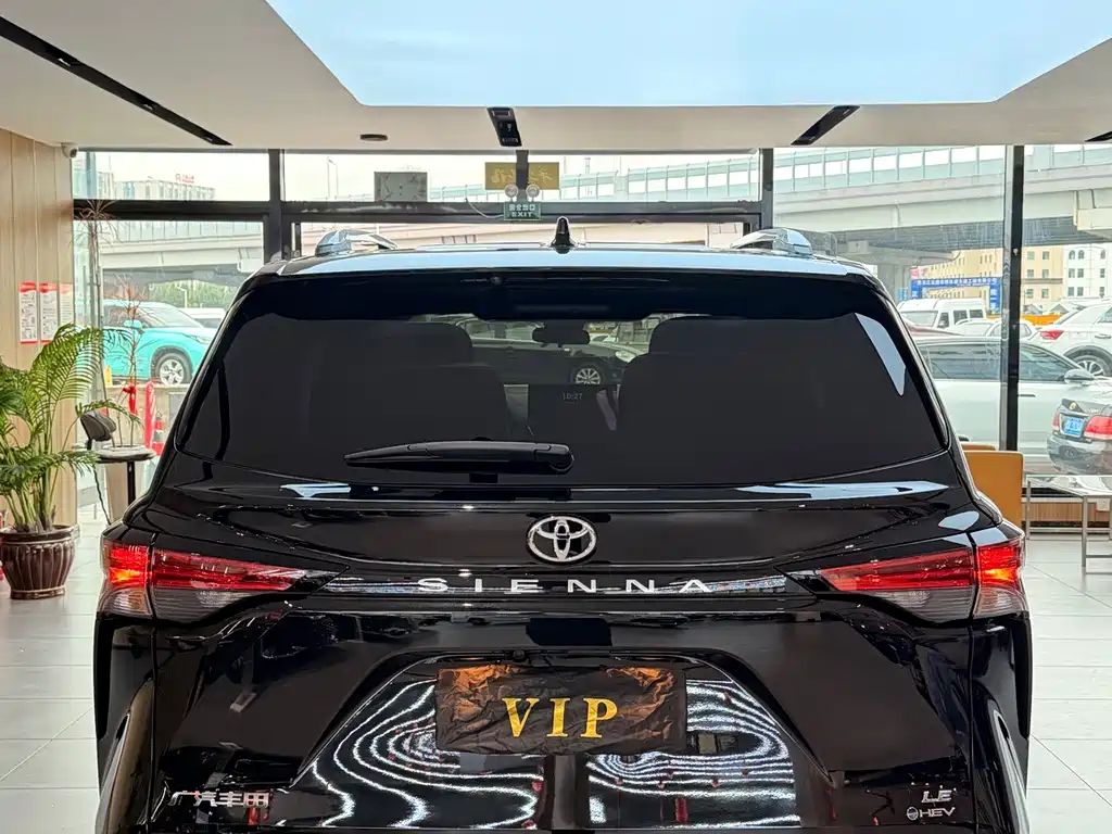 Toyota Sienna — фото 4