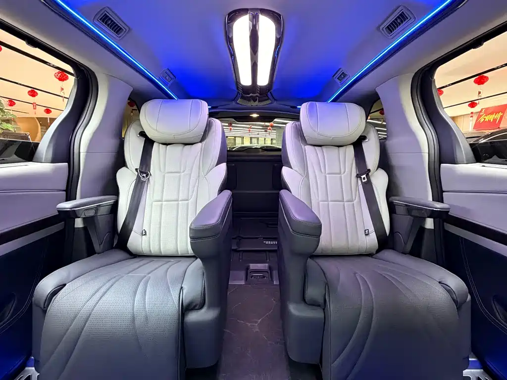 Toyota Sienna — фото 10