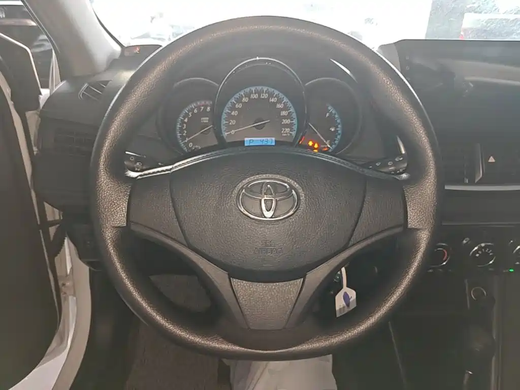 Toyota Yaris L — фото 11