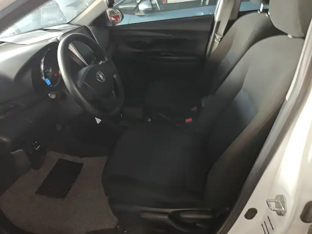 Toyota Yaris L — фото 15