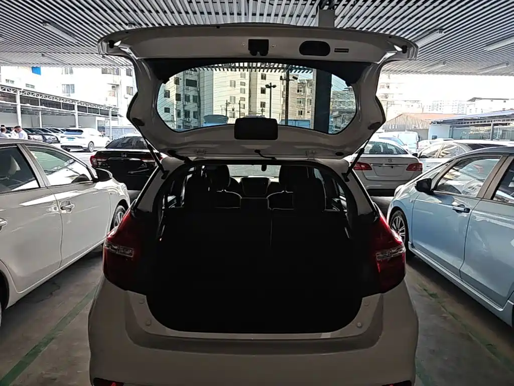 Toyota Yaris L — фото 19