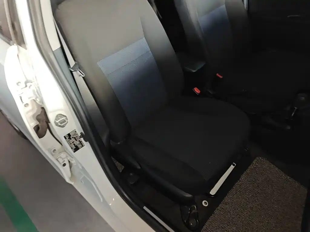 Toyota Yaris L — фото 25
