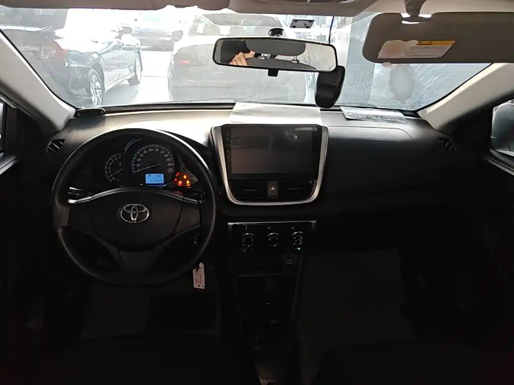Toyota Yaris L — фото 10