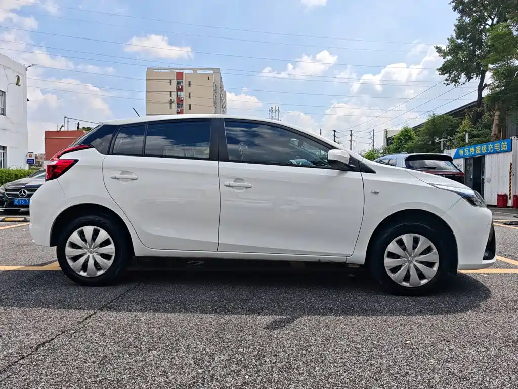 Toyota Yaris L — фото 4