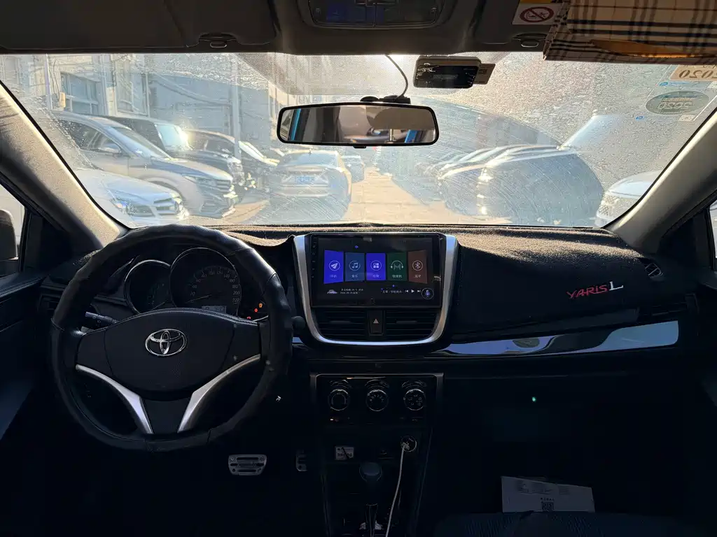 Toyota Yaris L — фото 3