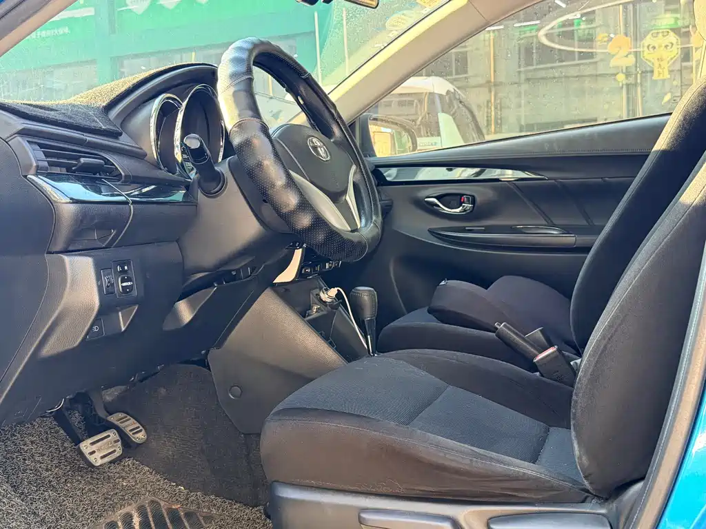 Toyota Yaris L — фото 5