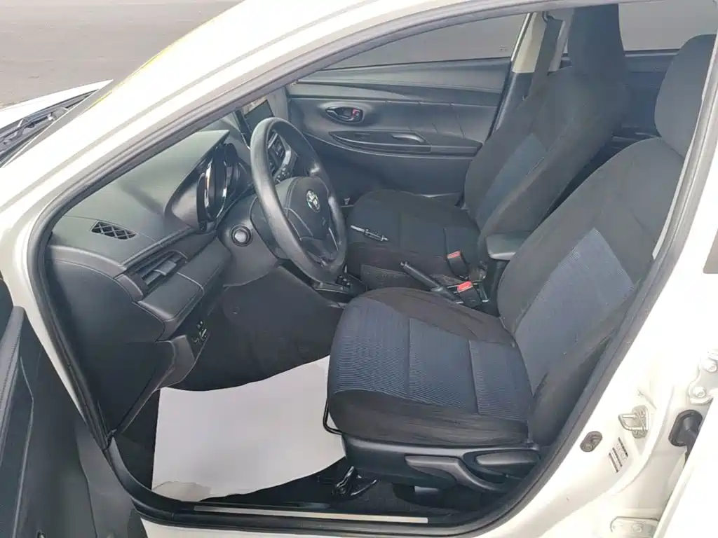 Toyota Yaris L — фото 15