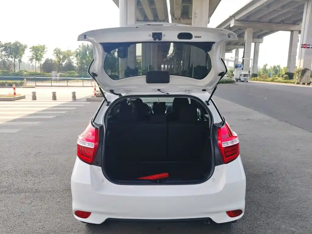 Toyota Yaris L — фото 19