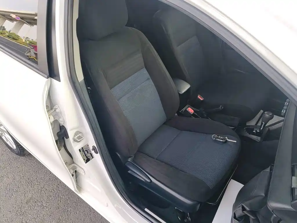Toyota Yaris L — фото 25