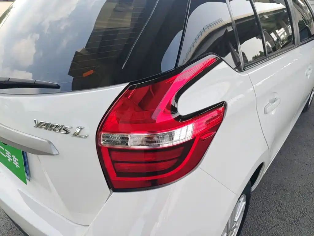 Toyota Yaris L — фото 8