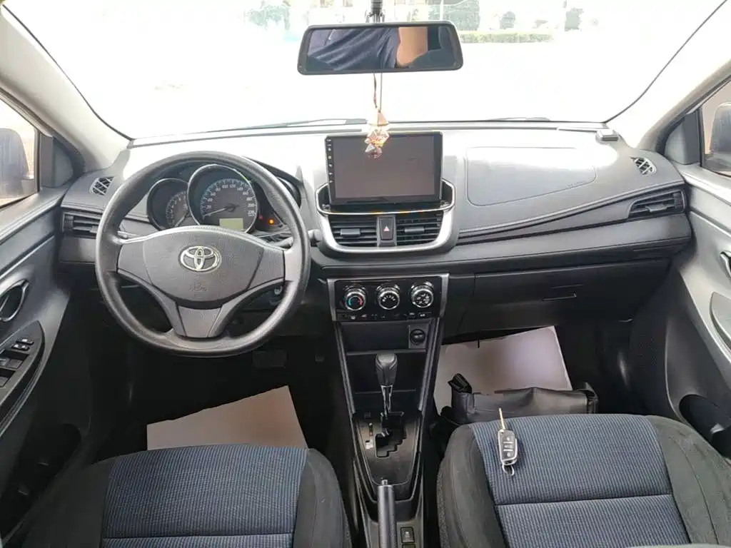 Toyota Yaris L — фото 10