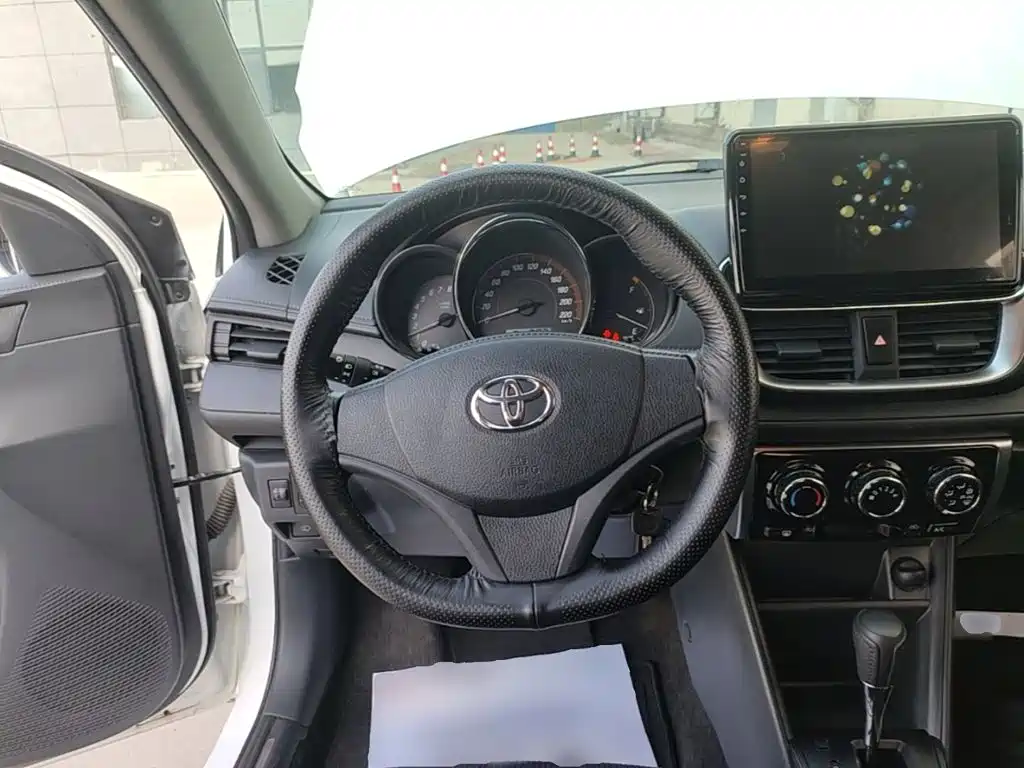 Toyota Yaris L — фото 11