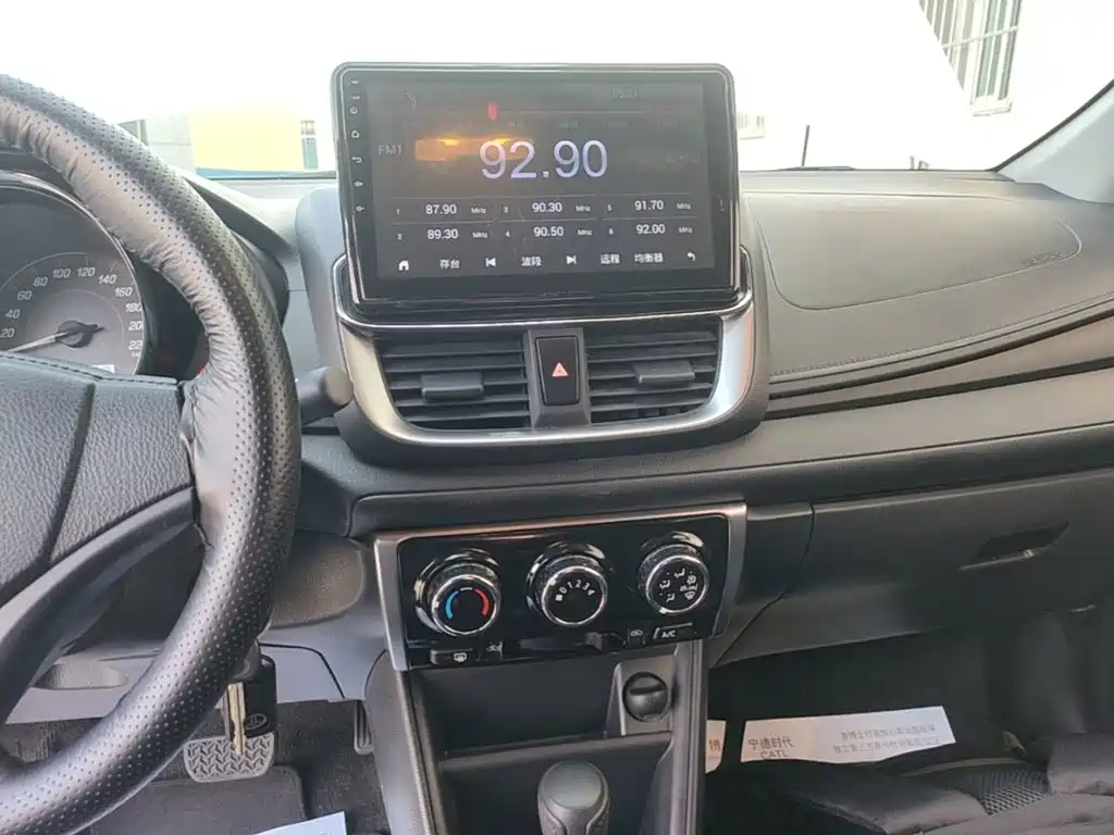 Toyota Yaris L — фото 13