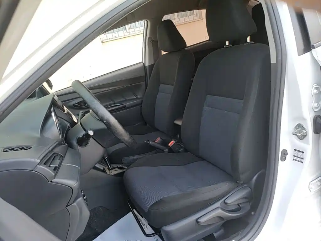 Toyota Yaris L — фото 15