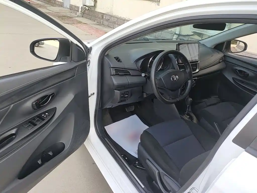 Toyota Yaris L — фото 16