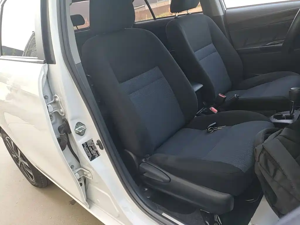 Toyota Yaris L — фото 25