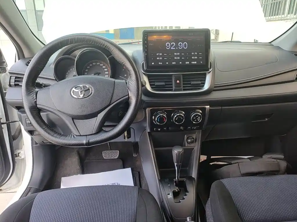 Toyota Yaris L — фото 10