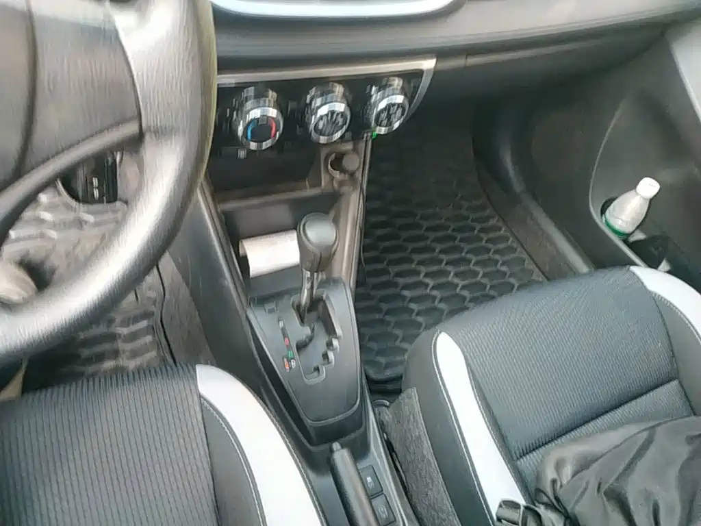 Toyota Yaris L — фото 14