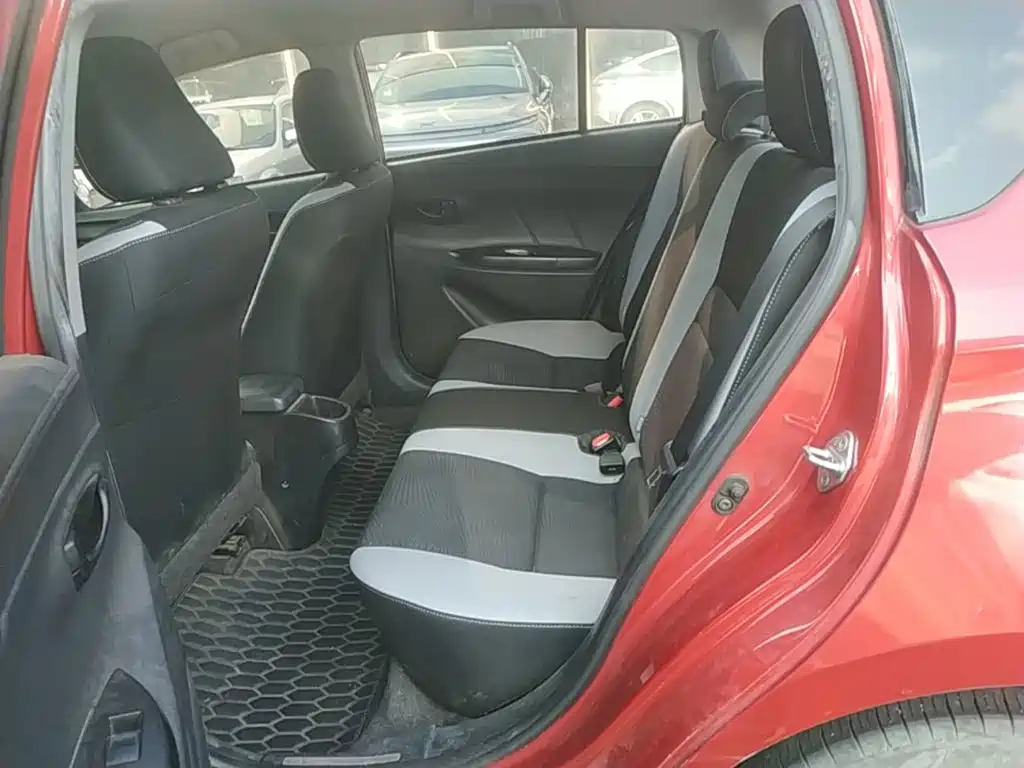 Toyota Yaris L — фото 17