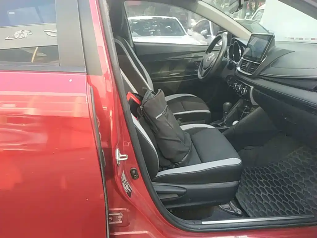Toyota Yaris L — фото 25
