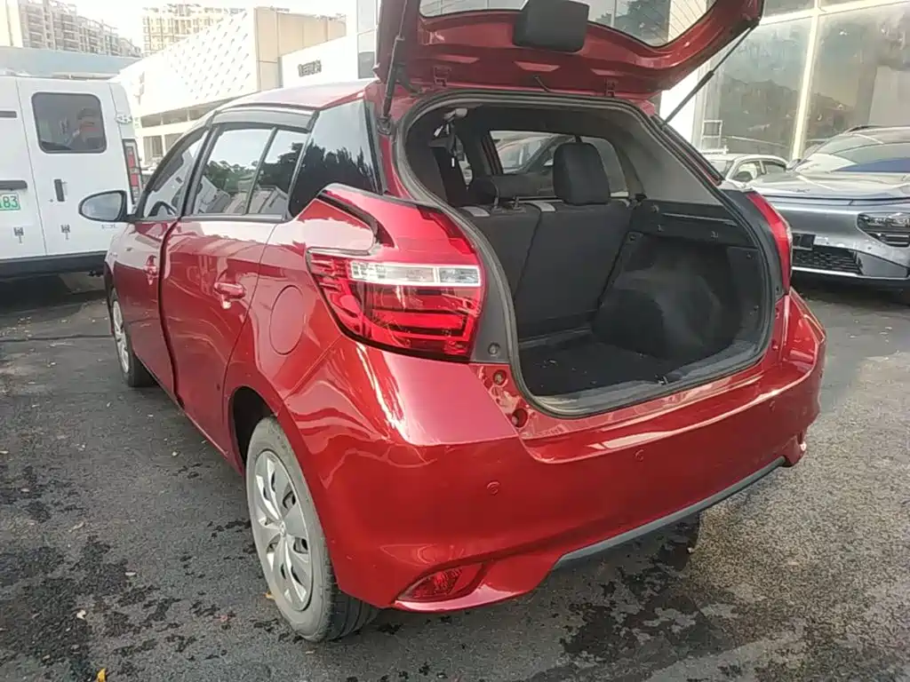 Toyota Yaris L — фото 5