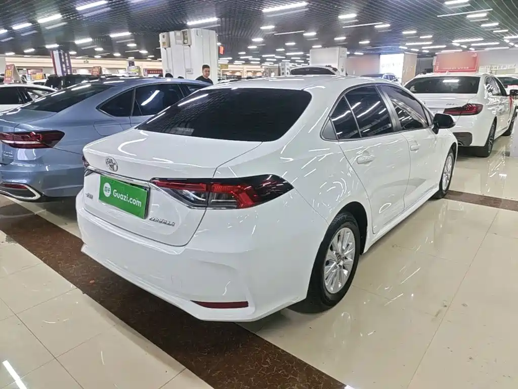 Toyota Corolla — фото 5
