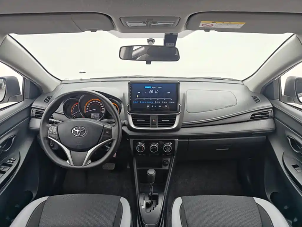 Toyota Yaris L — фото 4
