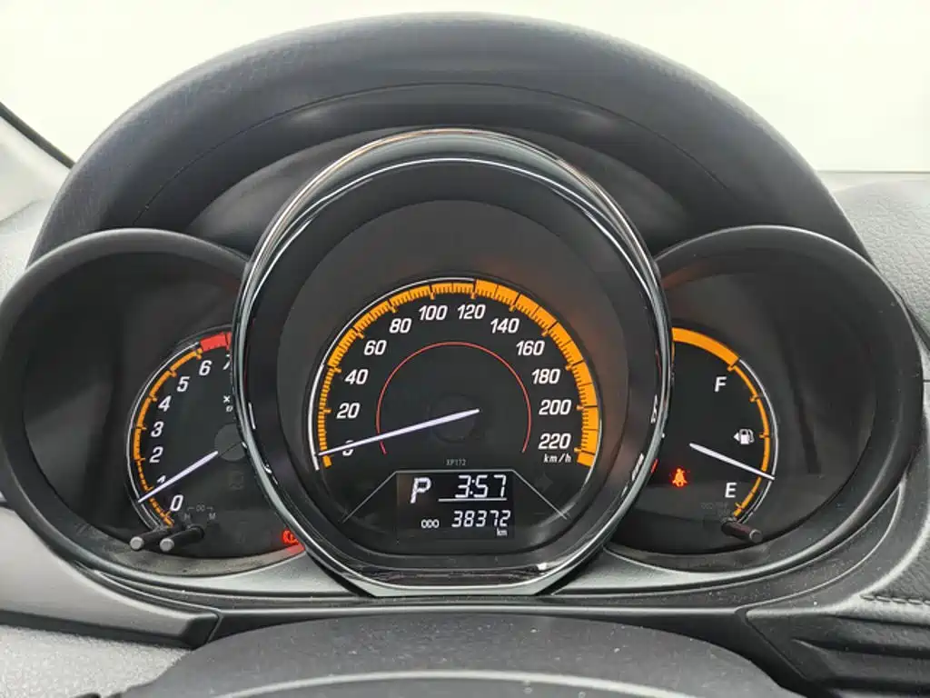Toyota Yaris L — фото 5