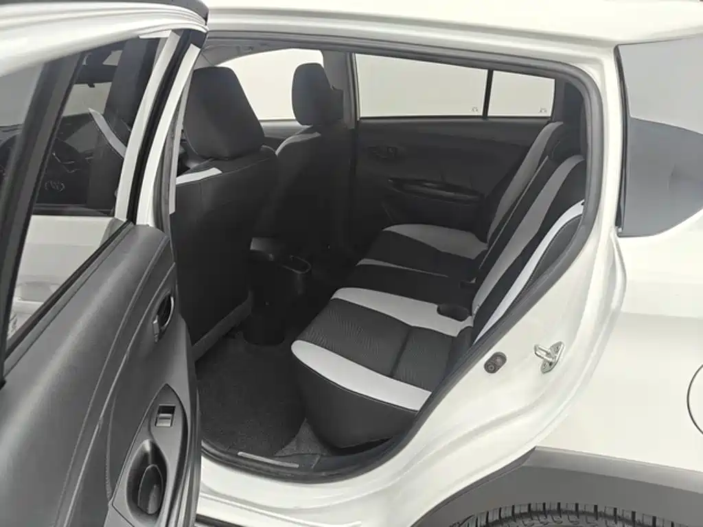 Toyota Yaris L — фото 6